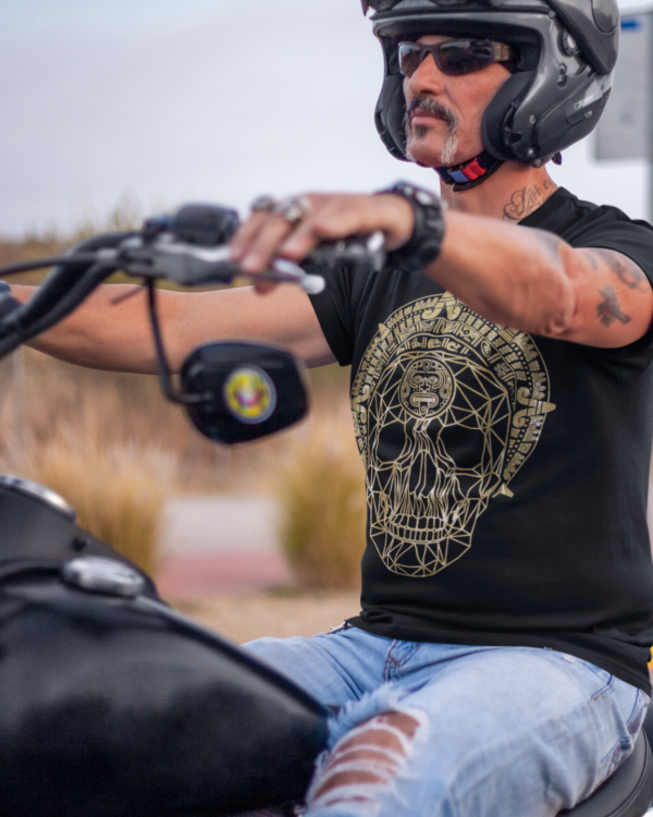 playera con calavera dorada con escudo azteca urban lyon