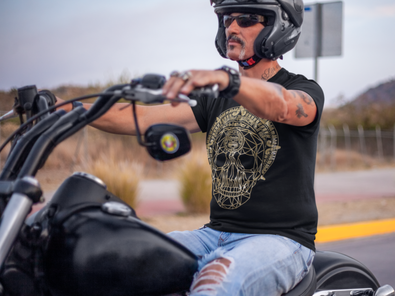 playera con calavera dorada con escudo azteca urban lyon