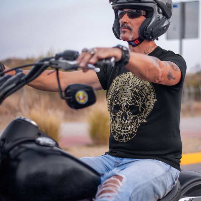 playera con calavera dorada con escudo azteca urban lyon