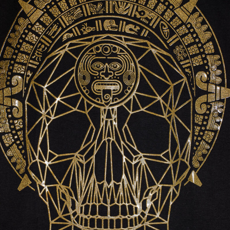 playera calavera dorada y calendario azteca